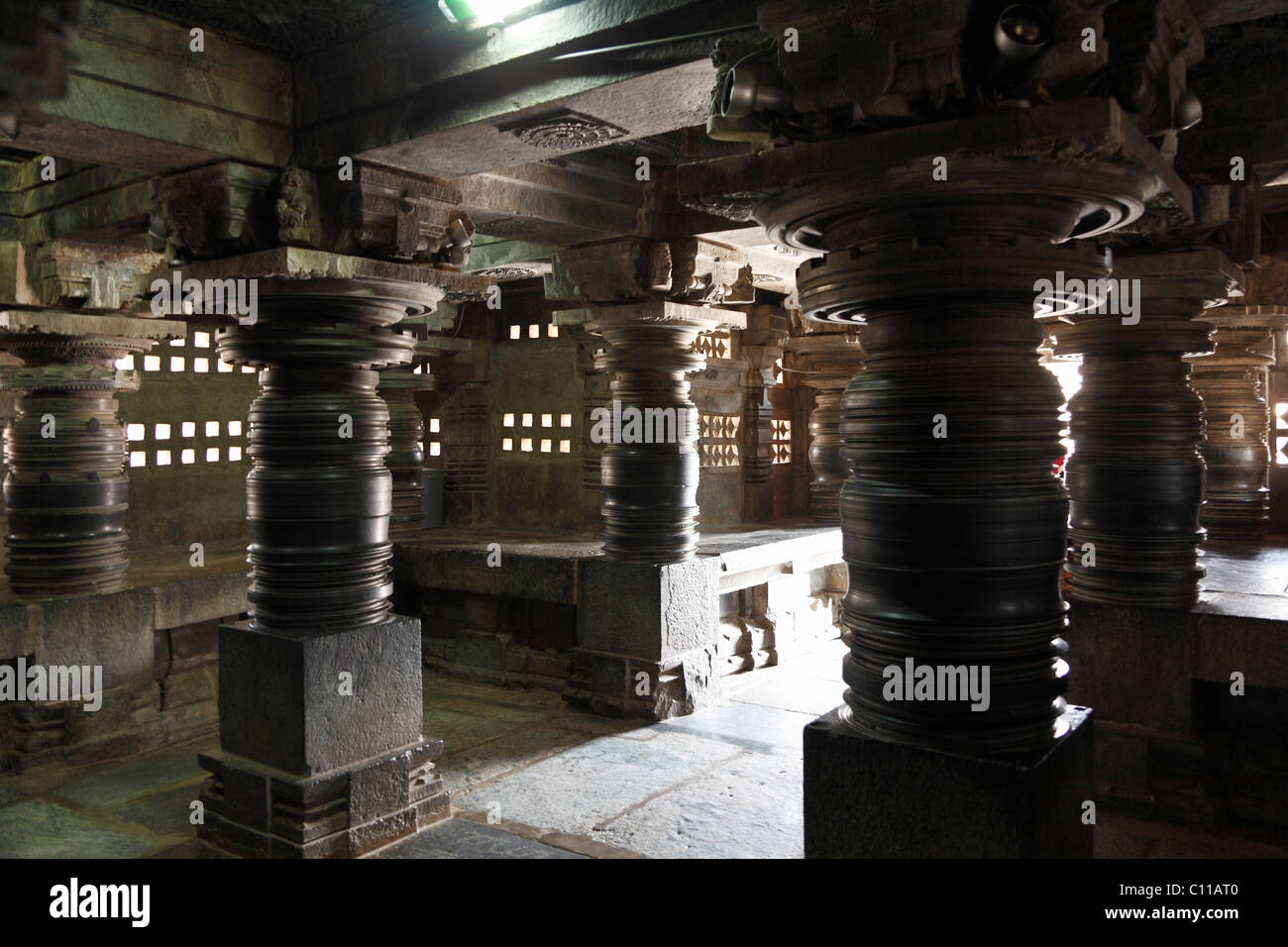 Gira los pilares de piedra en el interior del templo, el templo Kesava Keshava, estilo Hoysala Somnathpur, Somanathapura, Karnataka Foto de stock