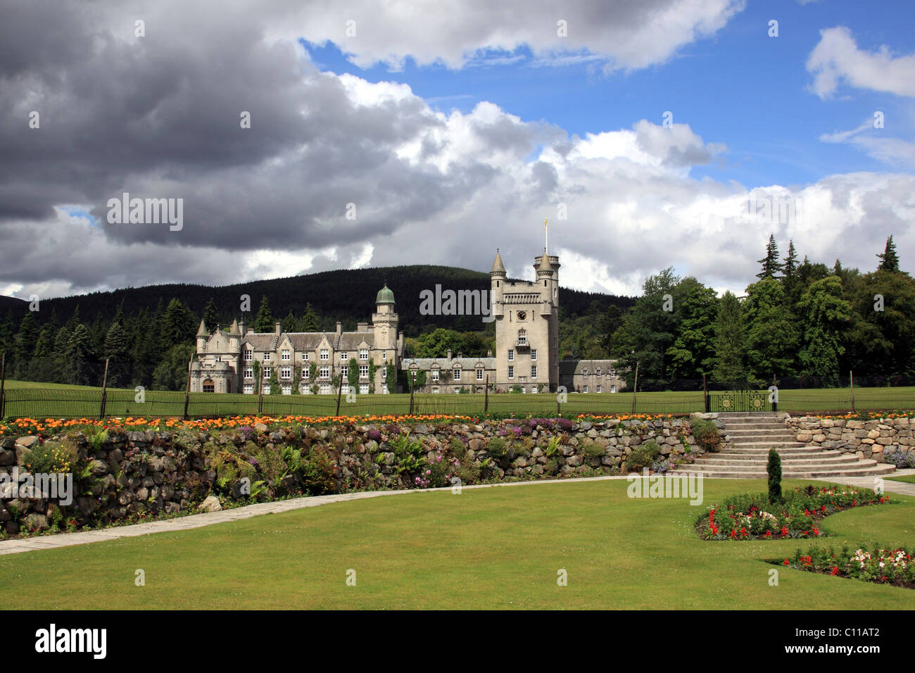 El castillo de Balmoral, residencia de verano de la familia real británica, Scotland, Reino Unido, Europa Foto de stock