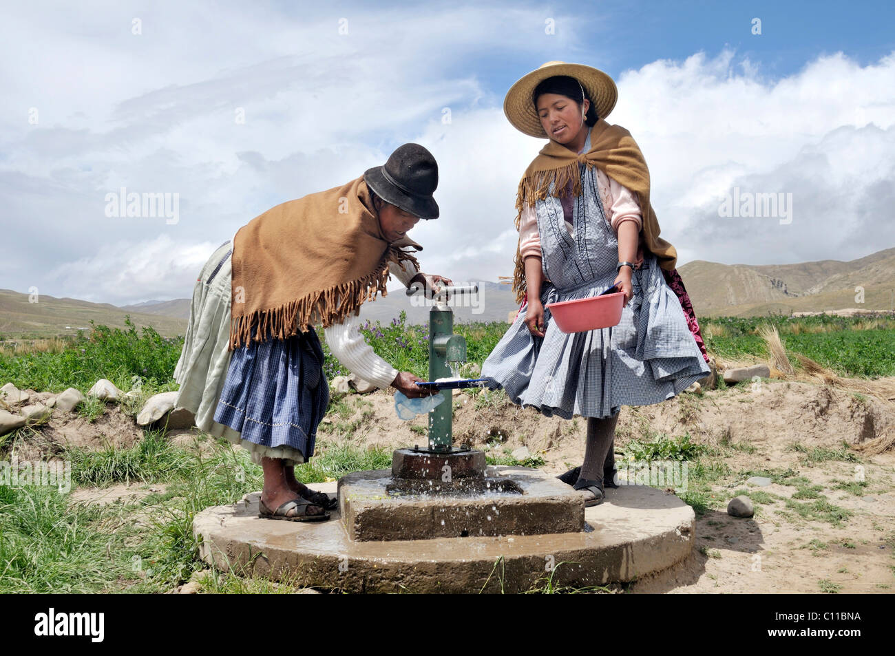 Mujeres bolivianas tradicionales fotografías e imágenes de alta 