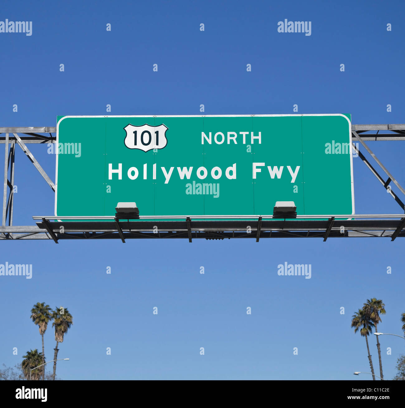 101 Hollywood Freeway firmar con altas palmeras. Foto de stock
