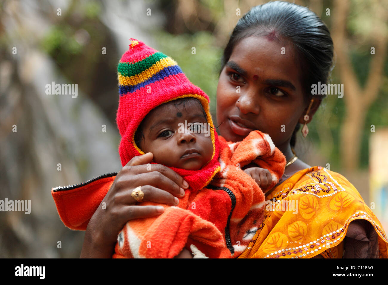 La madre y el bebé, Courtallam, Tamil Nadu, Tamilnadu, India del Sur, India, Asia Foto de stock