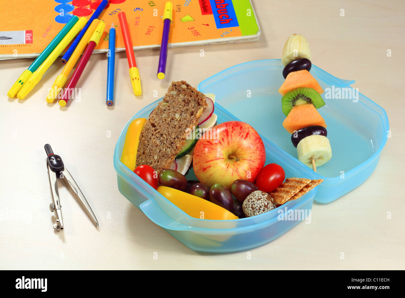 Desayuno saludable, caja de desayuno con pan de trigo integral, frutas,  verduras, barras de granola Fotografía de stock - Alamy