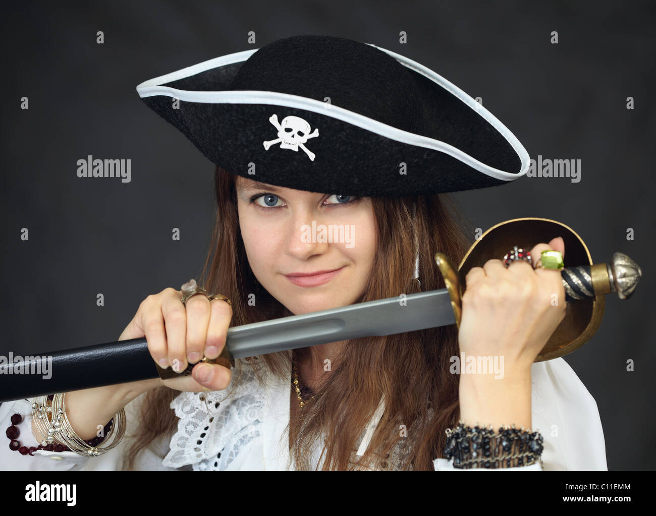 Mujer sombrero pirata chaqueta de cuero peinados femeninos tradicionales  barcos velas retrato saludando