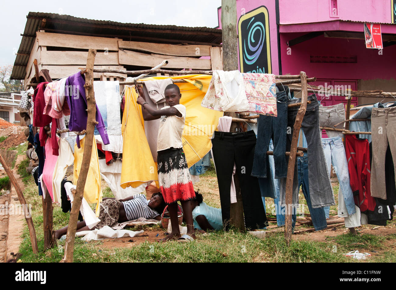 Niña venta de ropa de segunda mano en la calle en una pequeña ciudad  Fotografía de stock - Alamy