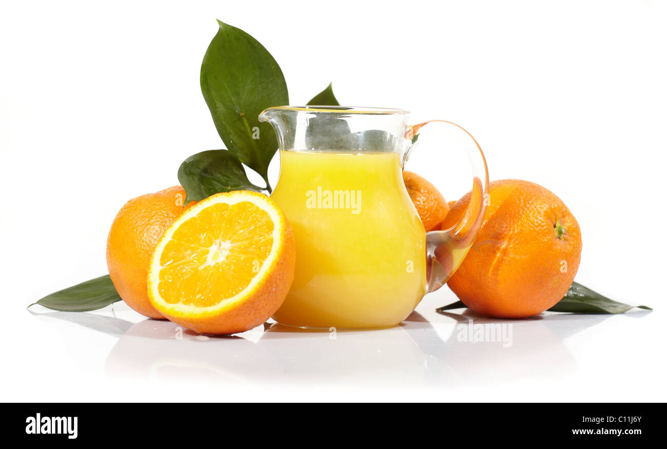 Jarra de agua con rodajas de naranja en la mesa Fotografía de stock - Alamy