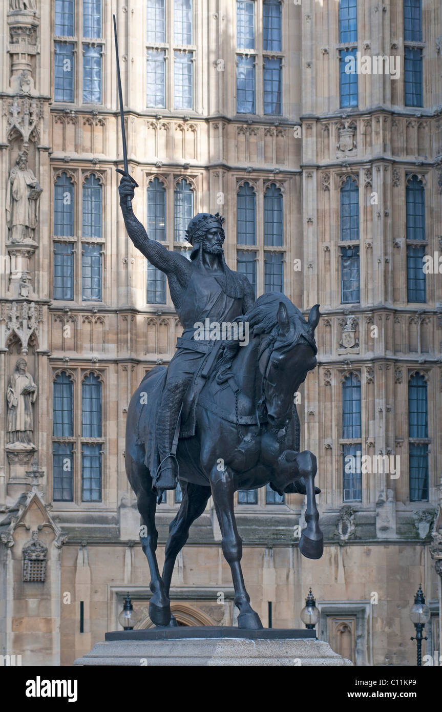 Casas Do Parlamento E Estátua Do Rei Ricardo Coração De Leão, No Bairro De  Westminster - Dia Ensolarado Com Muitos Detalhes Arquitetônicos Foto  Royalty Free, Gravuras, Imagens e Banco de fotografias. Image