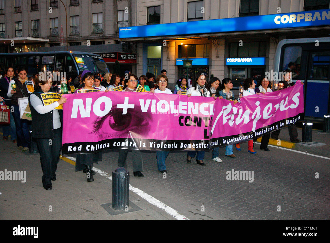 Mujeres que se manifestaban contra la violencia, Concepción, Chile, Sudamérica Foto de stock