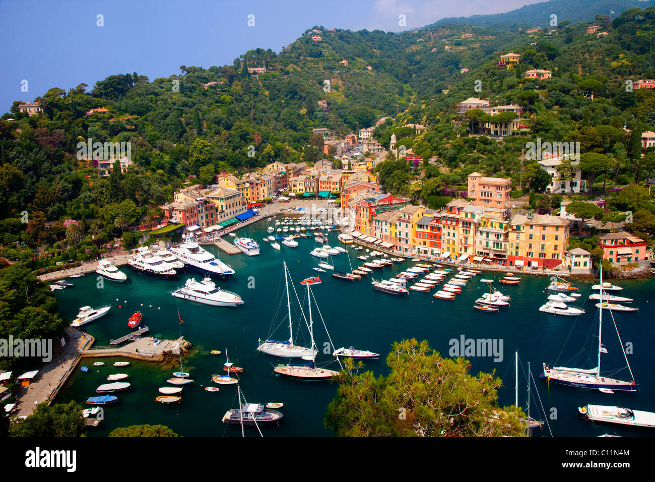 Barcos amarrados en el pequeño puerto de Portofino, Liguria Italia Foto de stock