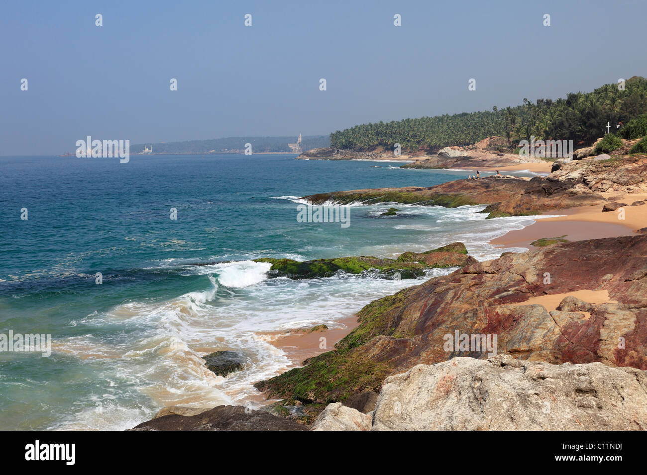 Costa sur de Kovalam, Vizhinjam en la distancia, la costa de Malabar, Malabar, Kerala, India del Sur, India, Asia Foto de stock