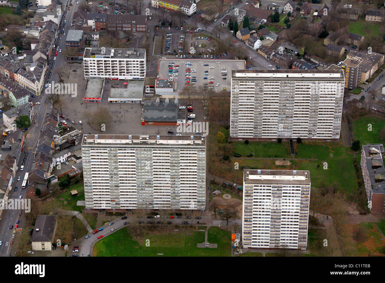 Vista aérea, edificios de gran altura, tienda, ciudad, Duisburg-West Glueckaufstrasse, Hochheide, Homberg, Alt-Homberg, Duisburg Foto de stock