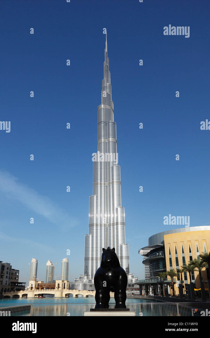Burj Khalifa, con escultura, 'caballo' de Fernando Botero, Dubai, Emiratos Árabes Unidos, Asia Foto de stock