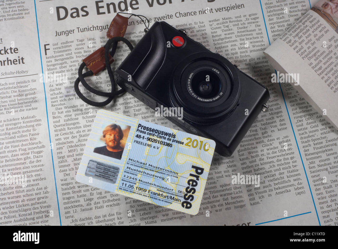 Cámara y tarjeta de prensa de un periodista, Alemania Foto de stock