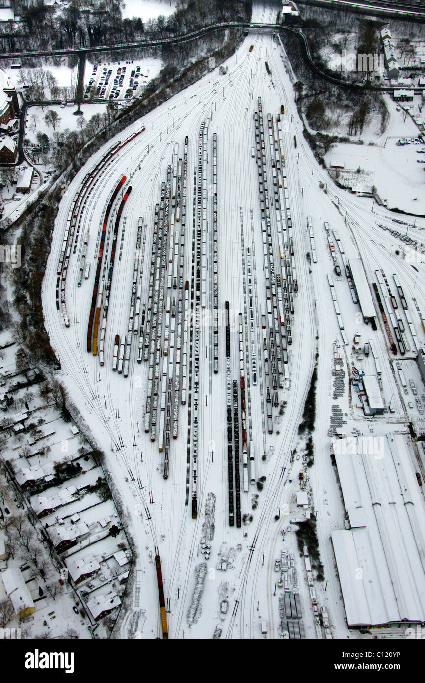 Vista aérea, patio de ferrocarril, trenes de mercancías, nieve, Hamborn Meiderich, Duisburg, Ruhr, Renania del Norte-Westfalia, Alemania, Europa Foto de stock