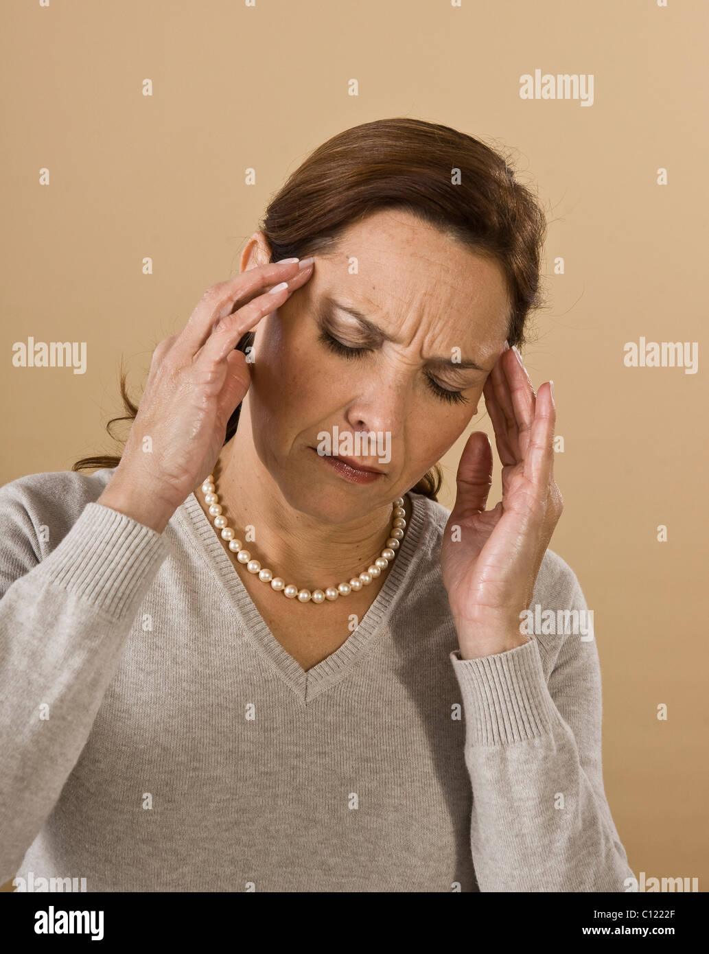 Mujer con un dolor de cabeza severo Foto de stock
