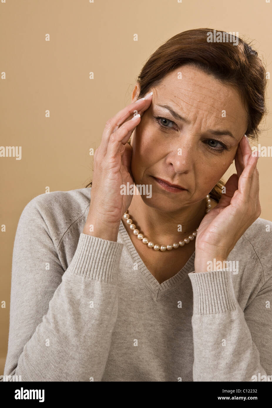 Mujer con un dolor de cabeza severo Foto de stock