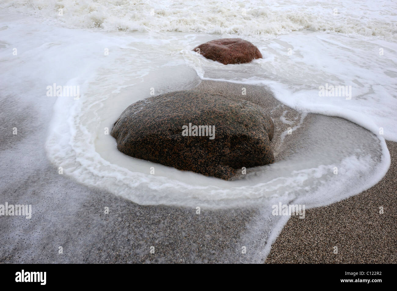 Aumento de olas lavar alrededor de una piedra, Stormy weather, Mar Báltico, Moen Isla, Dinamarca, Escandinavia, Europa Foto de stock