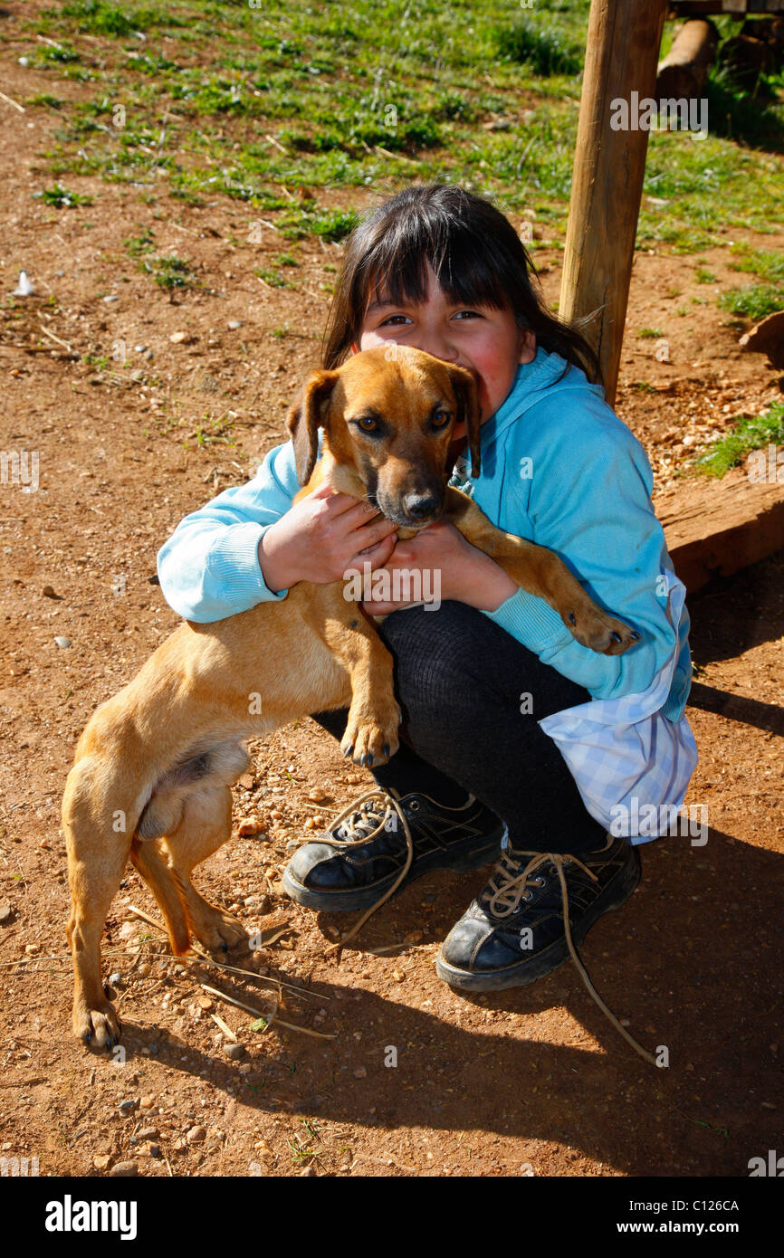 Chica con perro, Mapuche, cerca de Concepción, Sur de Chile, Chile,  Sudamérica Fotografía de stock - Alamy