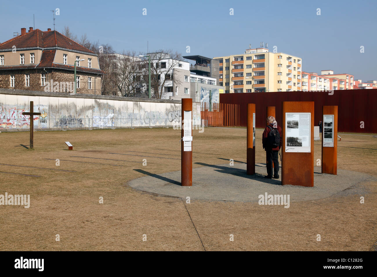 Paneles informativos en el Centro de Visitantes de Memorial del Muro de Berlín, Berlín, Alemania Foto de stock