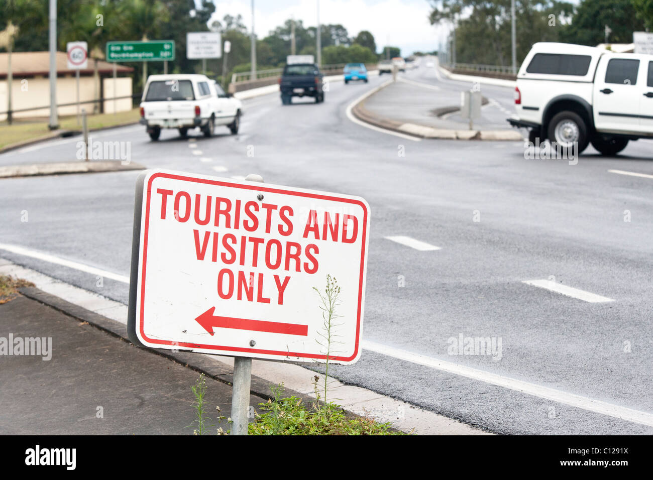 Señal de carretera humorístico informar a los conductores de carretera sólo turista y visitante. Bundaberg Queensland Australia Foto de stock