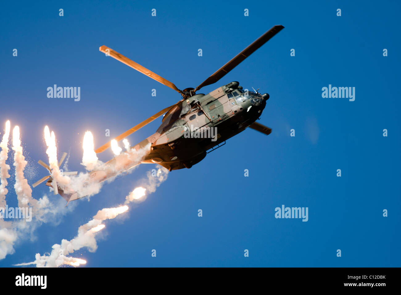 Un helicóptero militar en Air Show en Cape Town, Sudáfrica, septiembre de 2010 Foto de stock