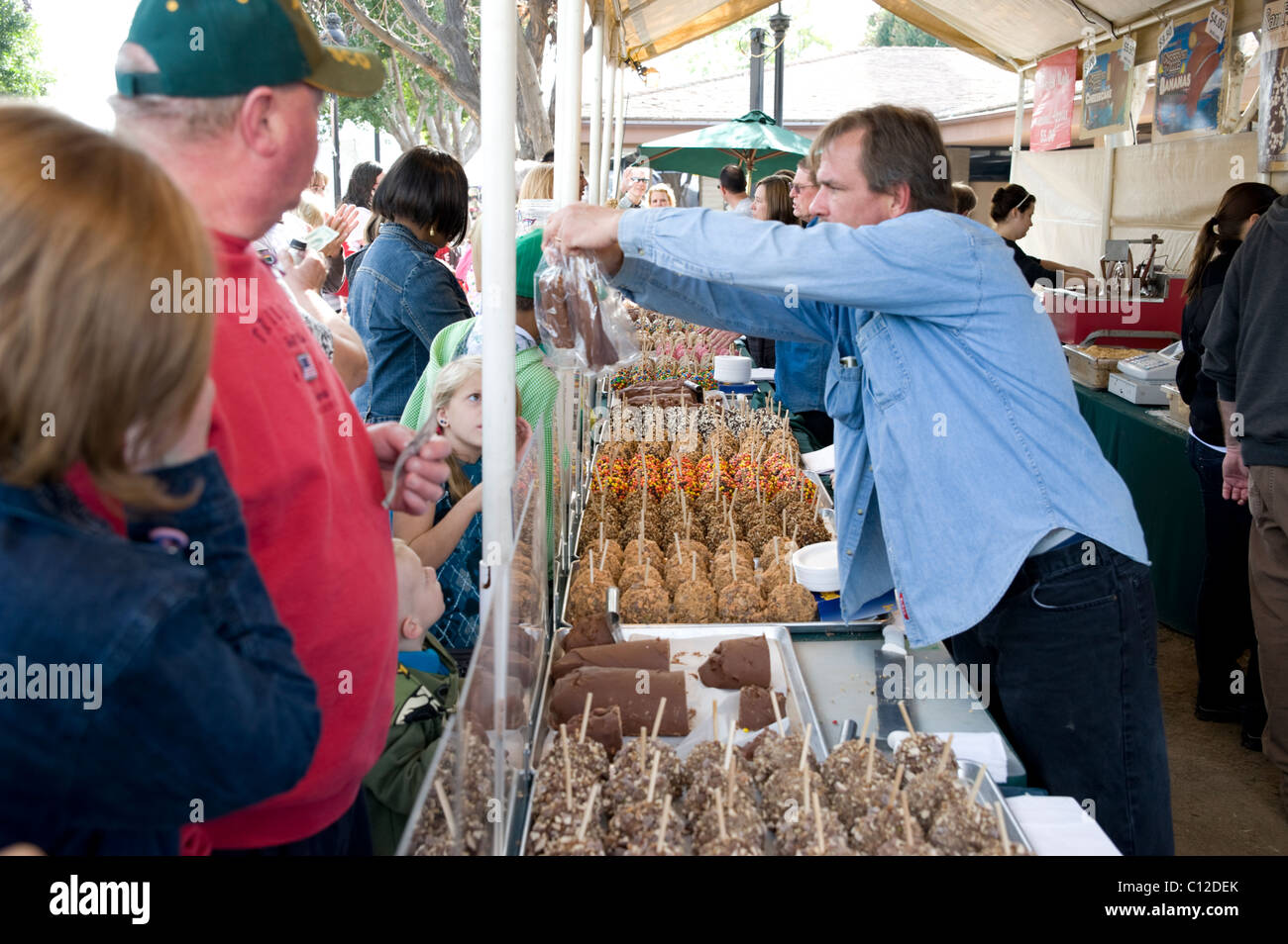 Un vendedor vende manzanas acarameladas en el Glendale Chocolate Affaire en Glendale, cerca de Phoenix, Arizona, EE.UU. Foto de stock