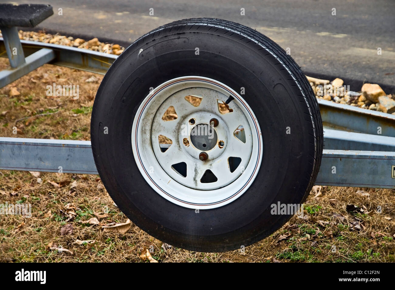 Un neumático de repuesto acoplado a un remolque. Foto de stock