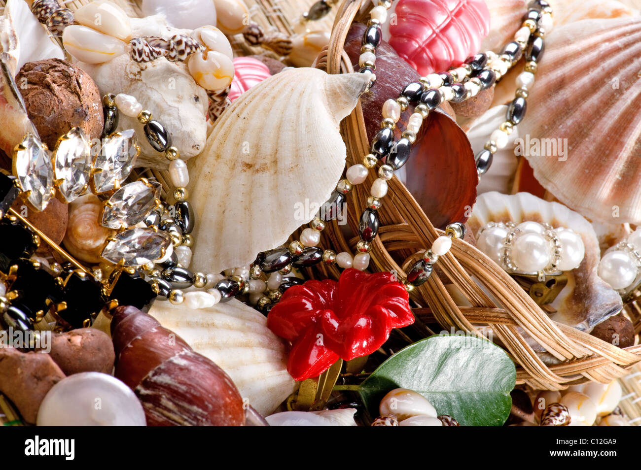 La elegancia las joyas de conchas en la estera de paja Foto de stock