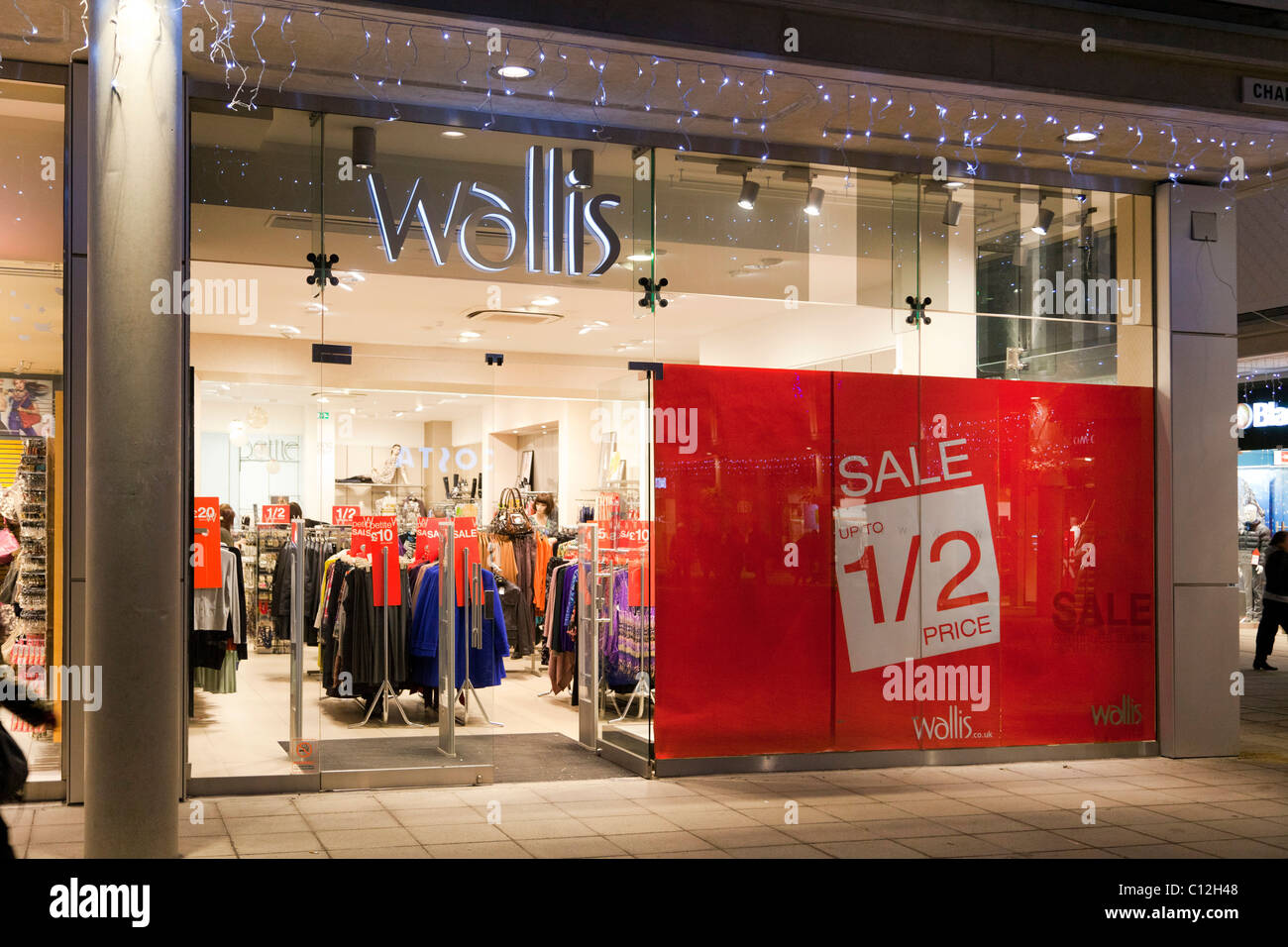 Las ventas en tienda de ropa Wallis en UK Fotografía de stock - Alamy