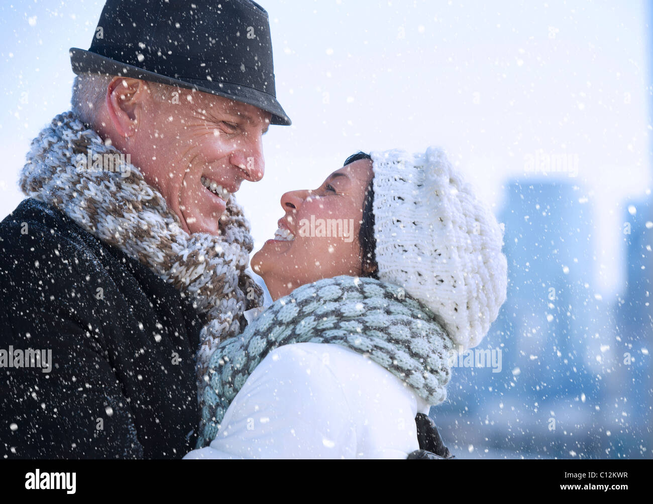 Estados Unidos, New Jersey, New Jersey City, feliz pareja madura en paisaje  invernal Fotografía de stock - Alamy