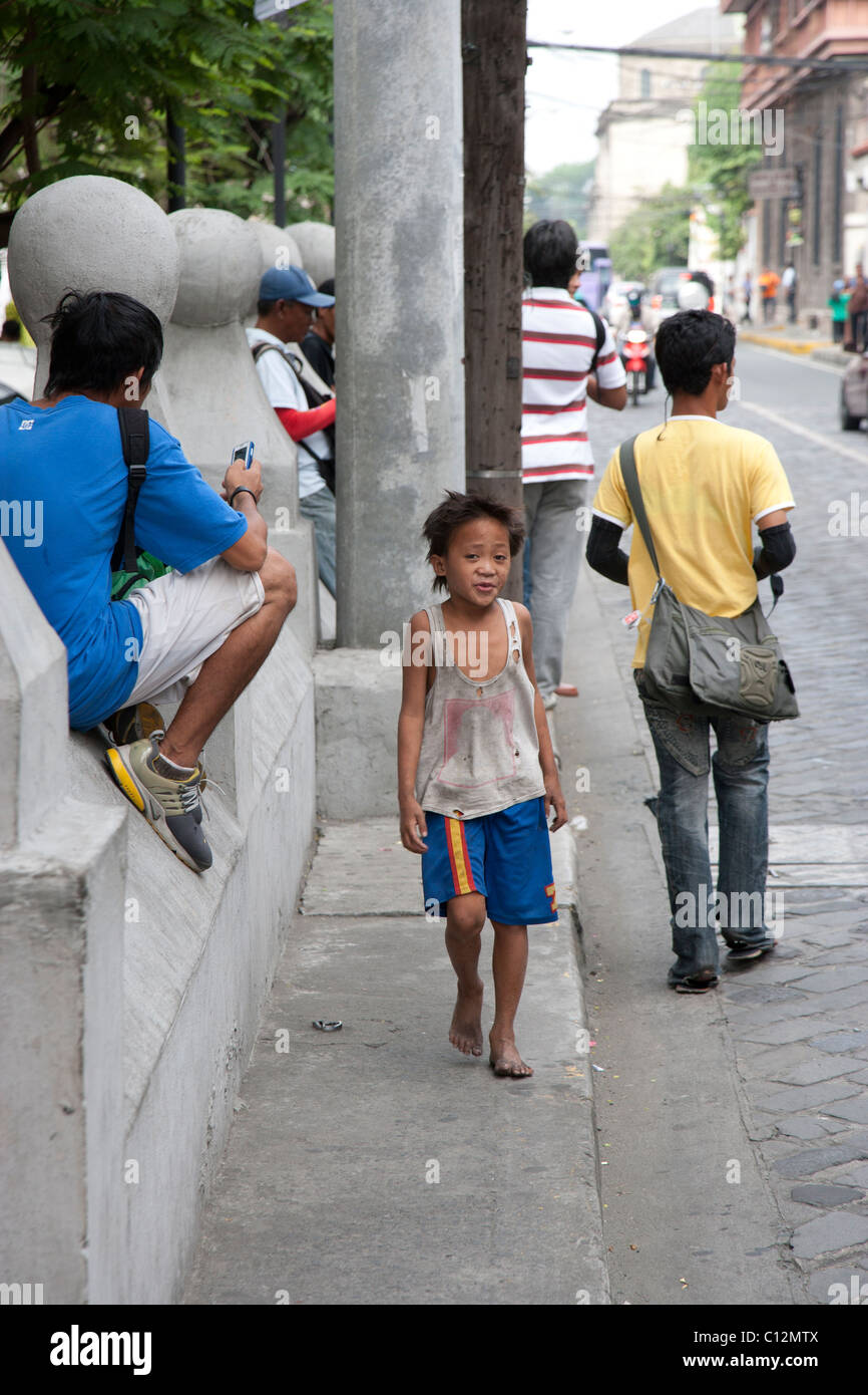 Niño de la calle en Manila Foto de stock