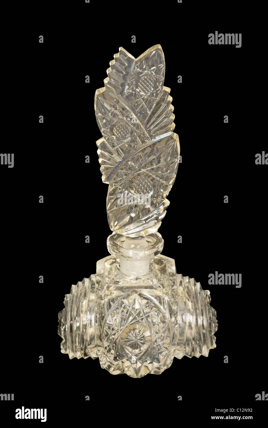 Cortar vidrio antiguo cristal claro perfume botella de 7 pulgadas de alto aislado con tapón. Foto de stock