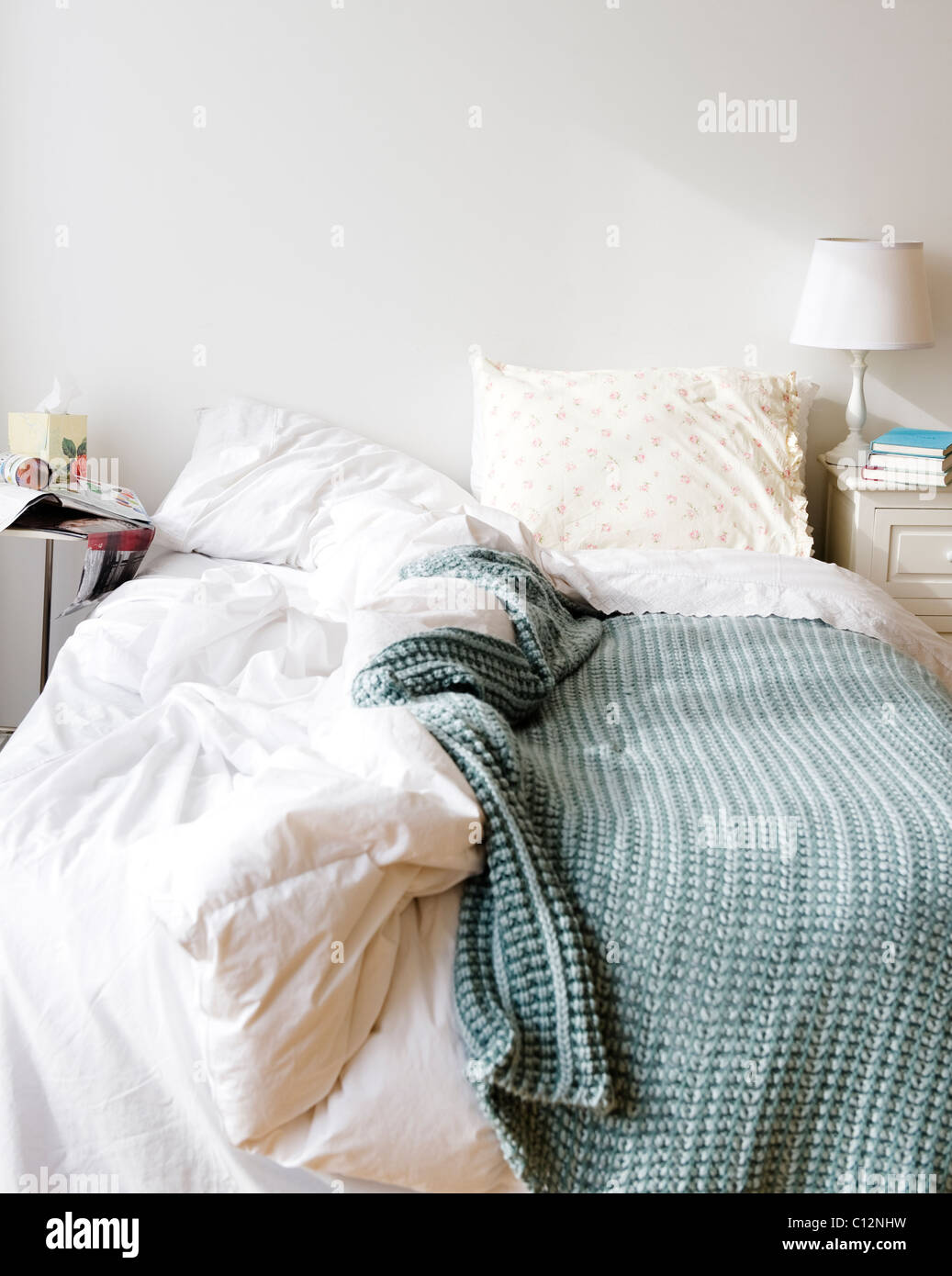 Los Estados Unidos, Nueva Jersey, Jersey City, cama matrimonial en el  dormitorio desordenado Fotografía de stock - Alamy