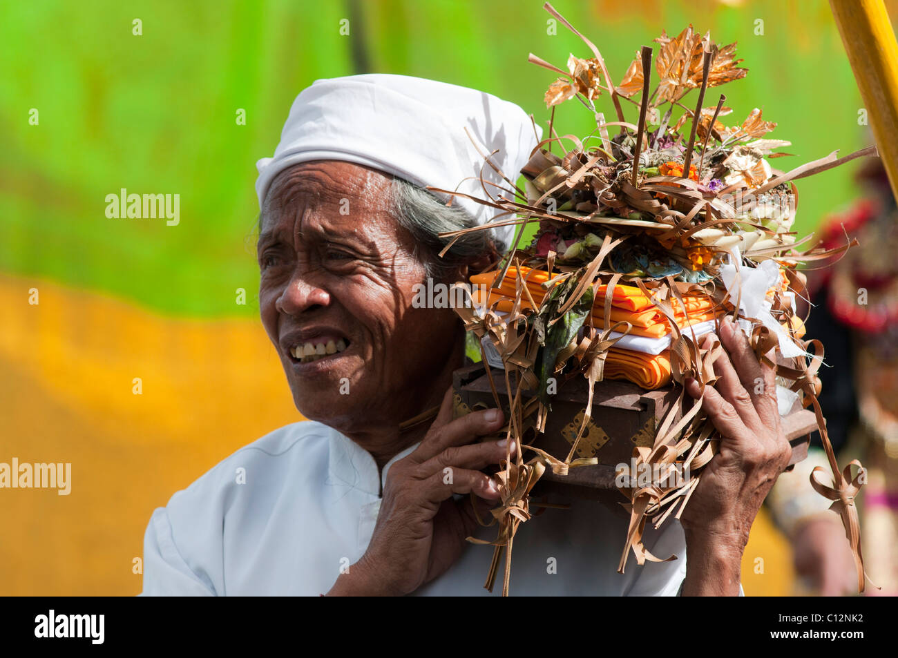 Sacerdote con ofrendas en templo festival en Padang Bai Bali Foto de stock