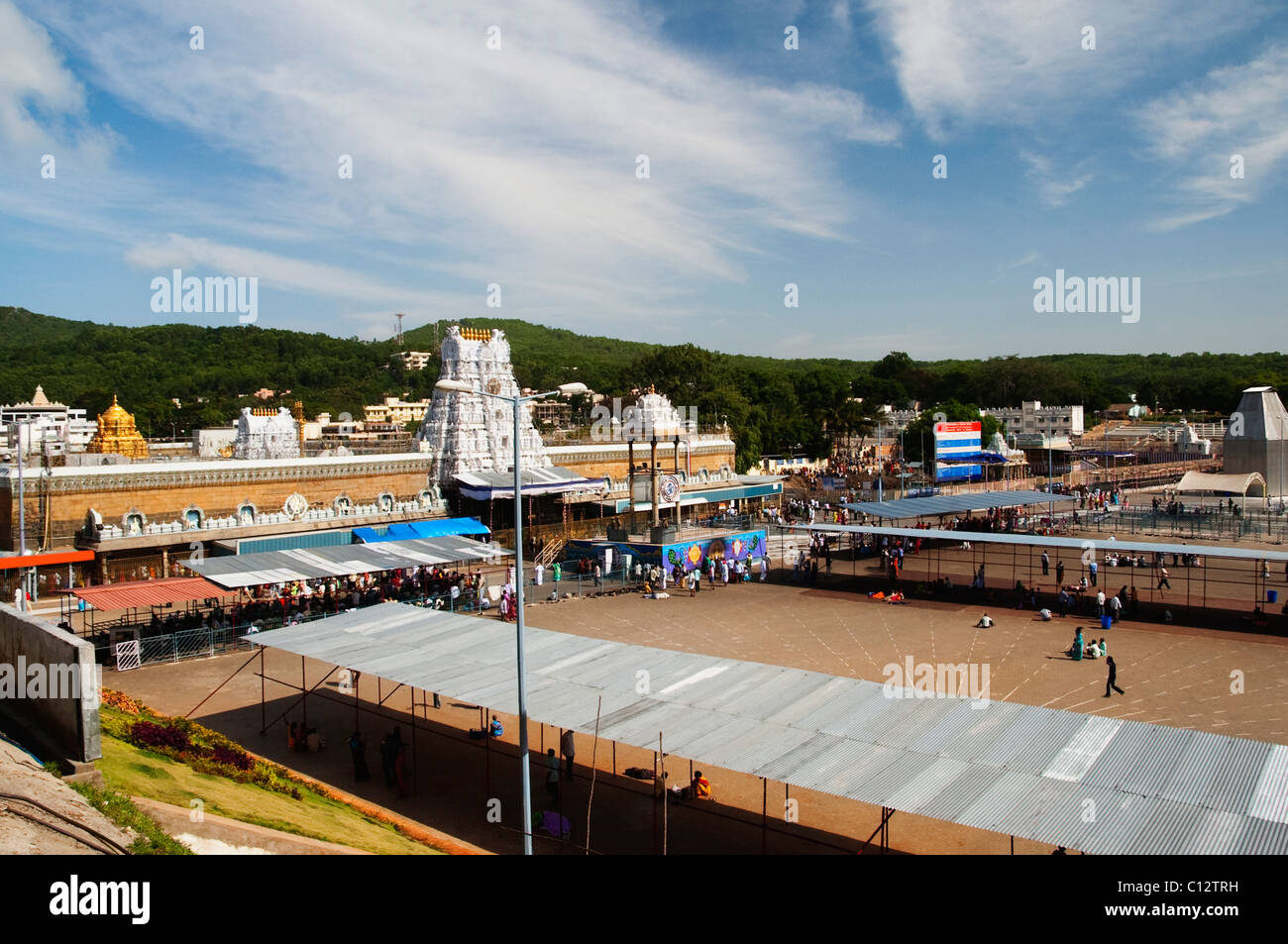 Un alto ángulo de visualización de un templo, Tirumala Templo