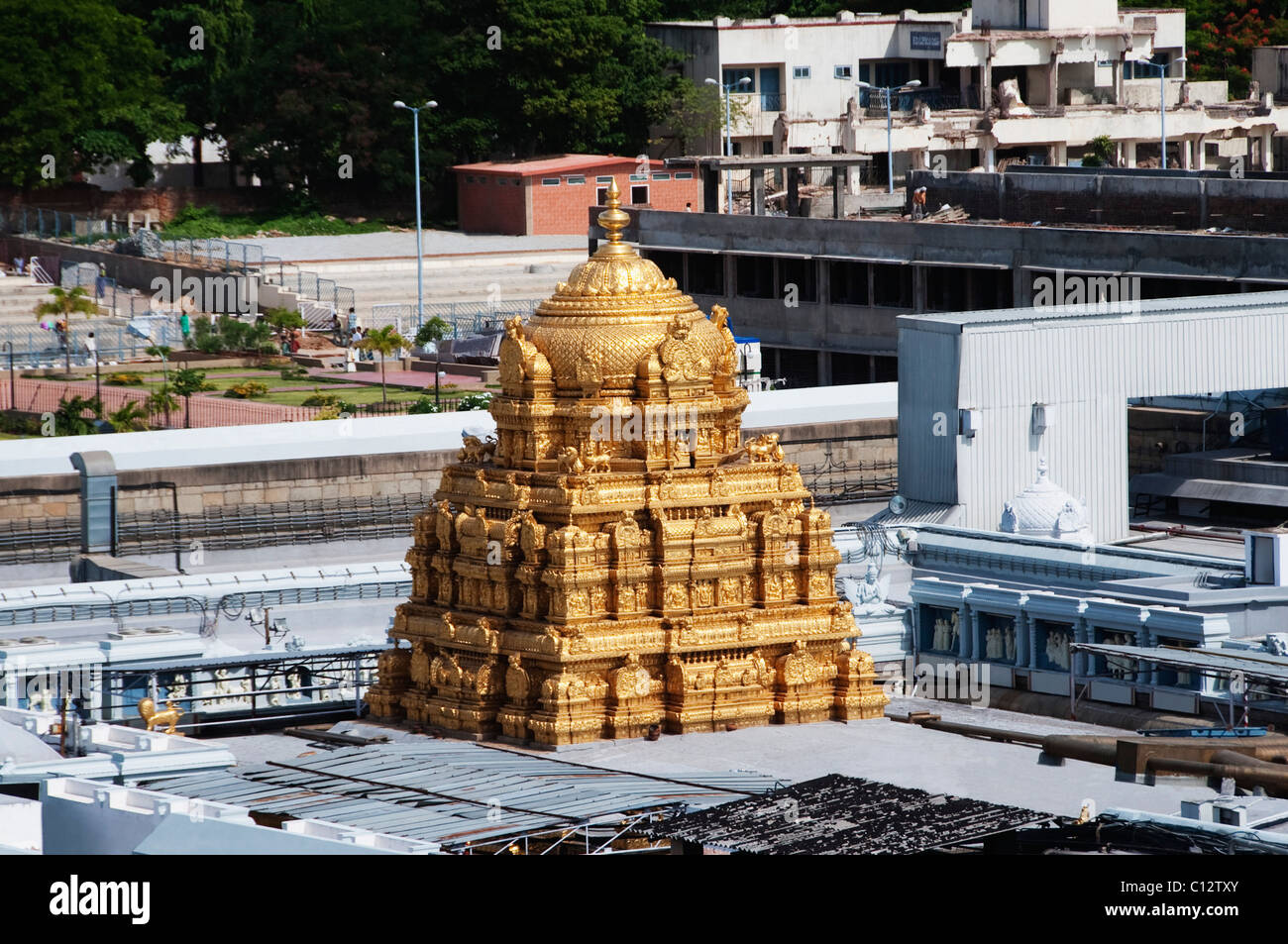 Un alto ángulo de visualización de un templo, Tirumala Templo Venkateswara, Tirupati Tirumala, Chittoor, Andhra Pradesh, India Foto de stock