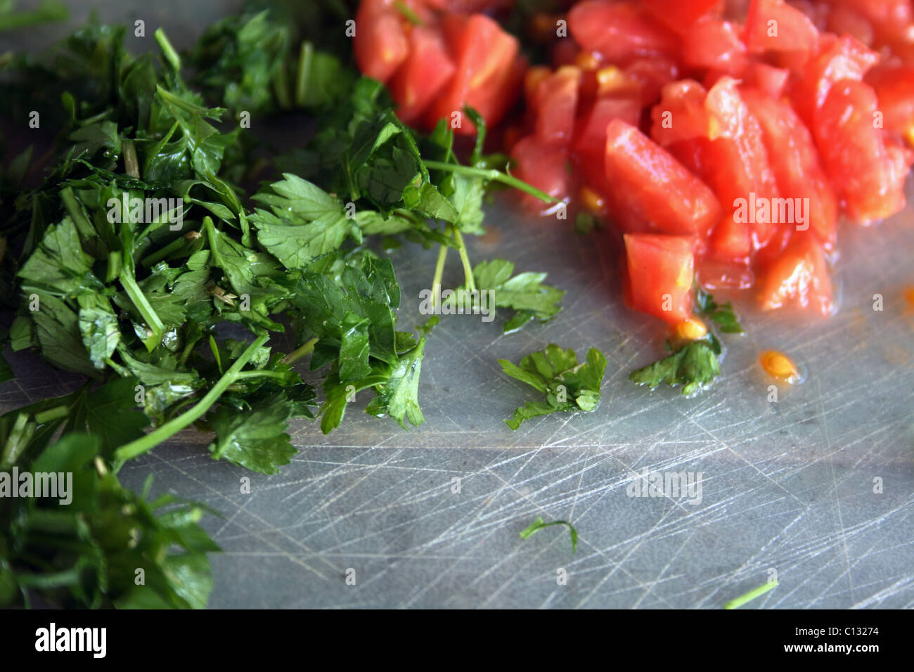 Cortar el perejil y el tomate. Foto de stock