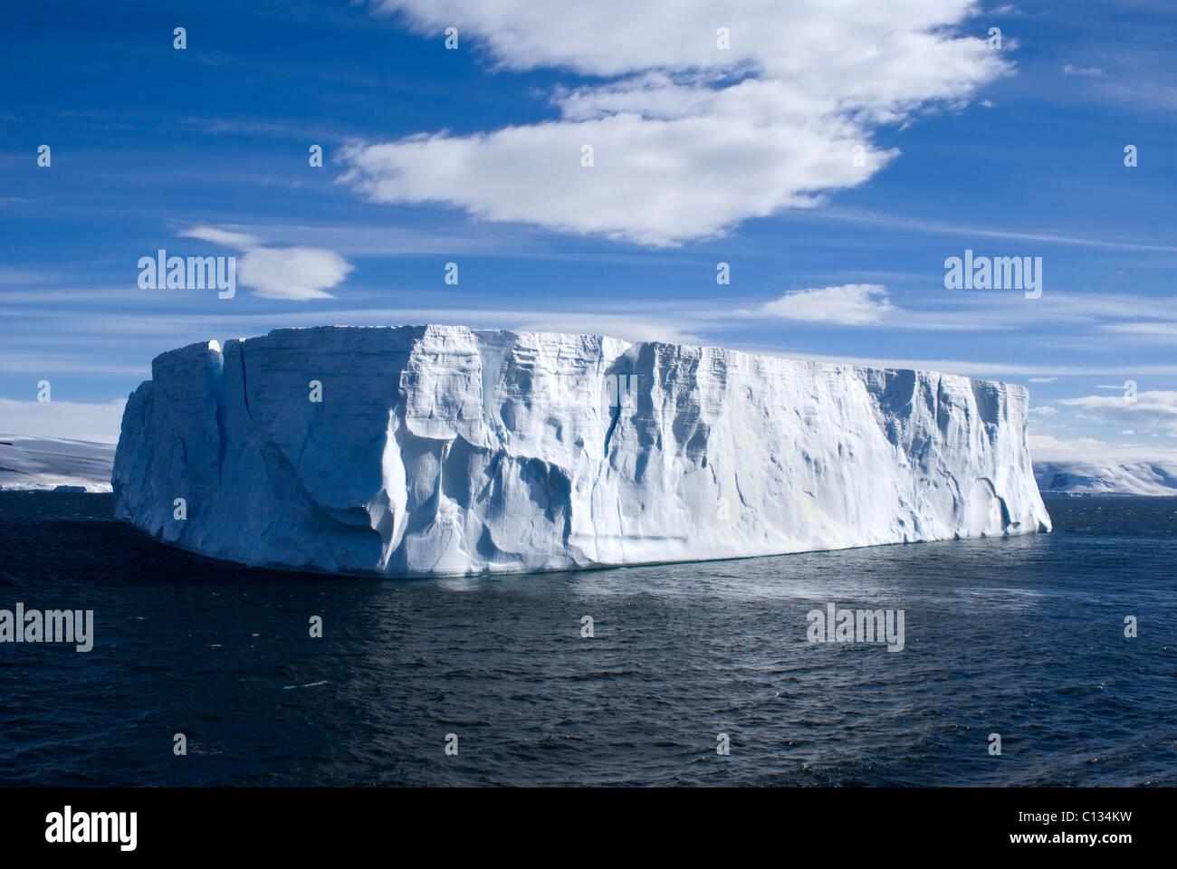 Gran iceberg tableture con el azul claro del cielo tomadas en la Antártida. Foto de stock