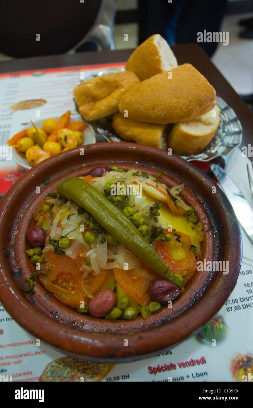 Tagine de pan y las aceitunas en un restaurante en new town casablanca