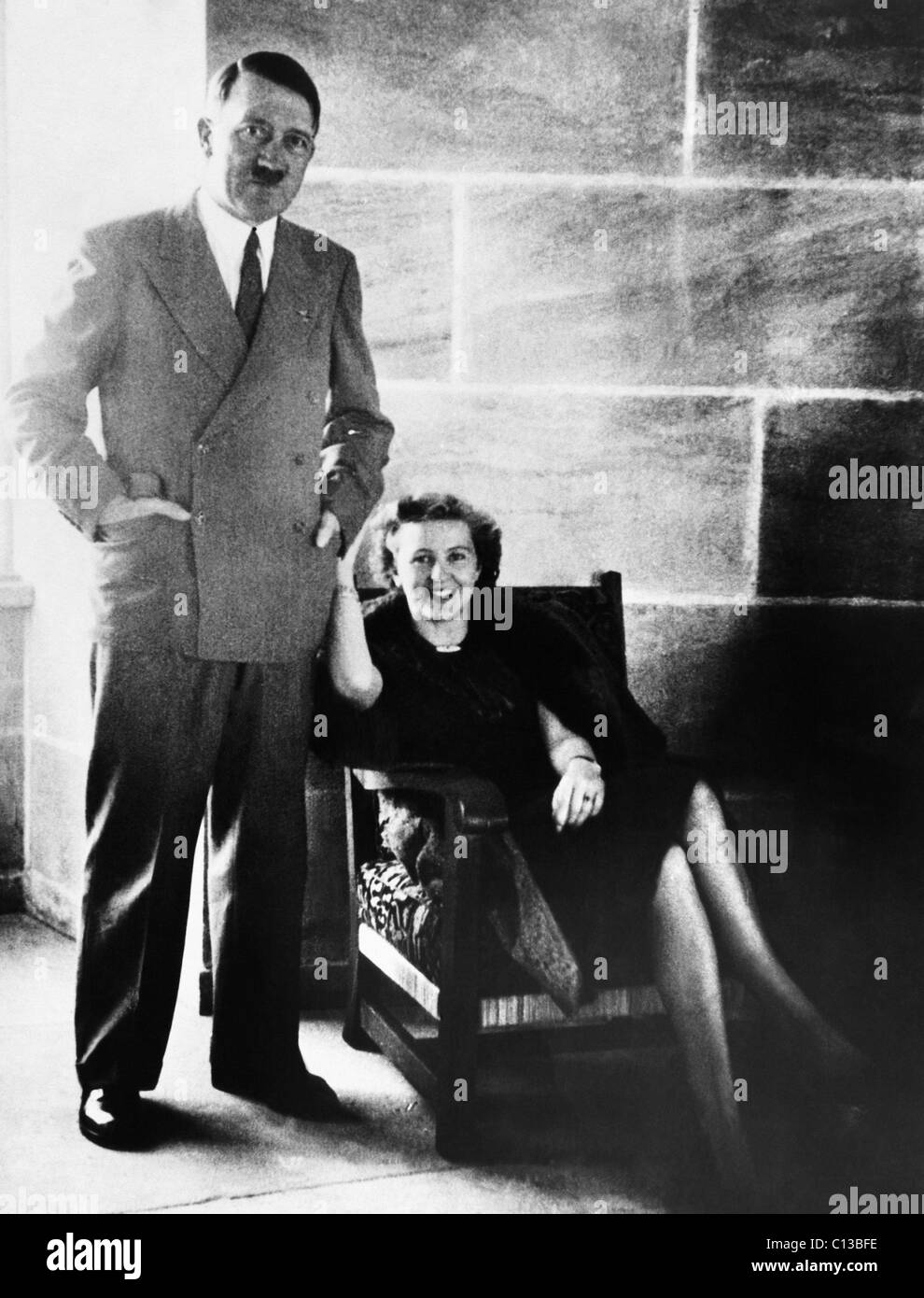 Desde la izquierda, Adolf Hitler, Eva Braun, en el Berchesgaden, Baviera, ca. 1940 Foto de stock