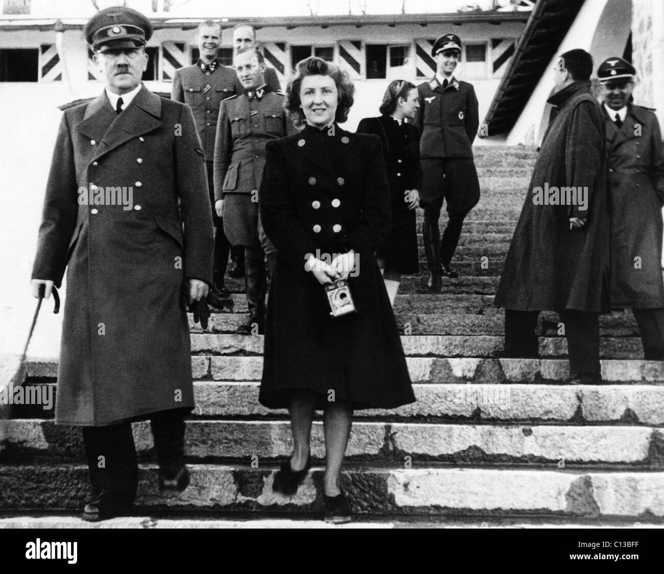 Desde la izquierda, frontal, Adolf Hitler, Eva Braun, ca. 1940 Foto de stock