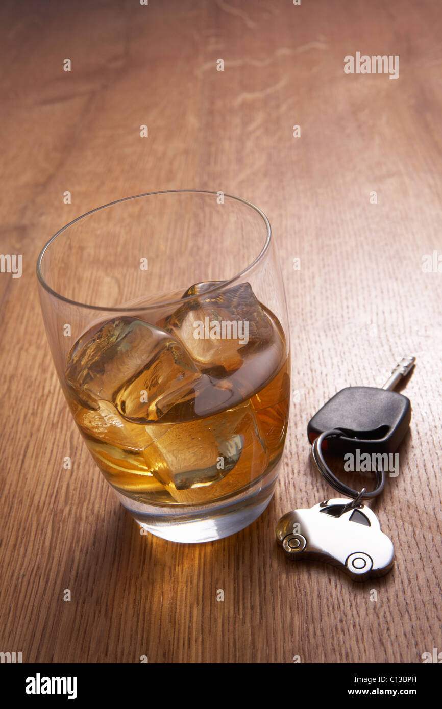Un vaso de alcohol y las llaves del coche Foto de stock