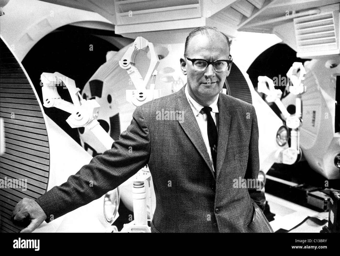 Autor Arthur C. Clarke visita el conjunto de 2001: Una odisea del espacio, 1968 Foto de stock