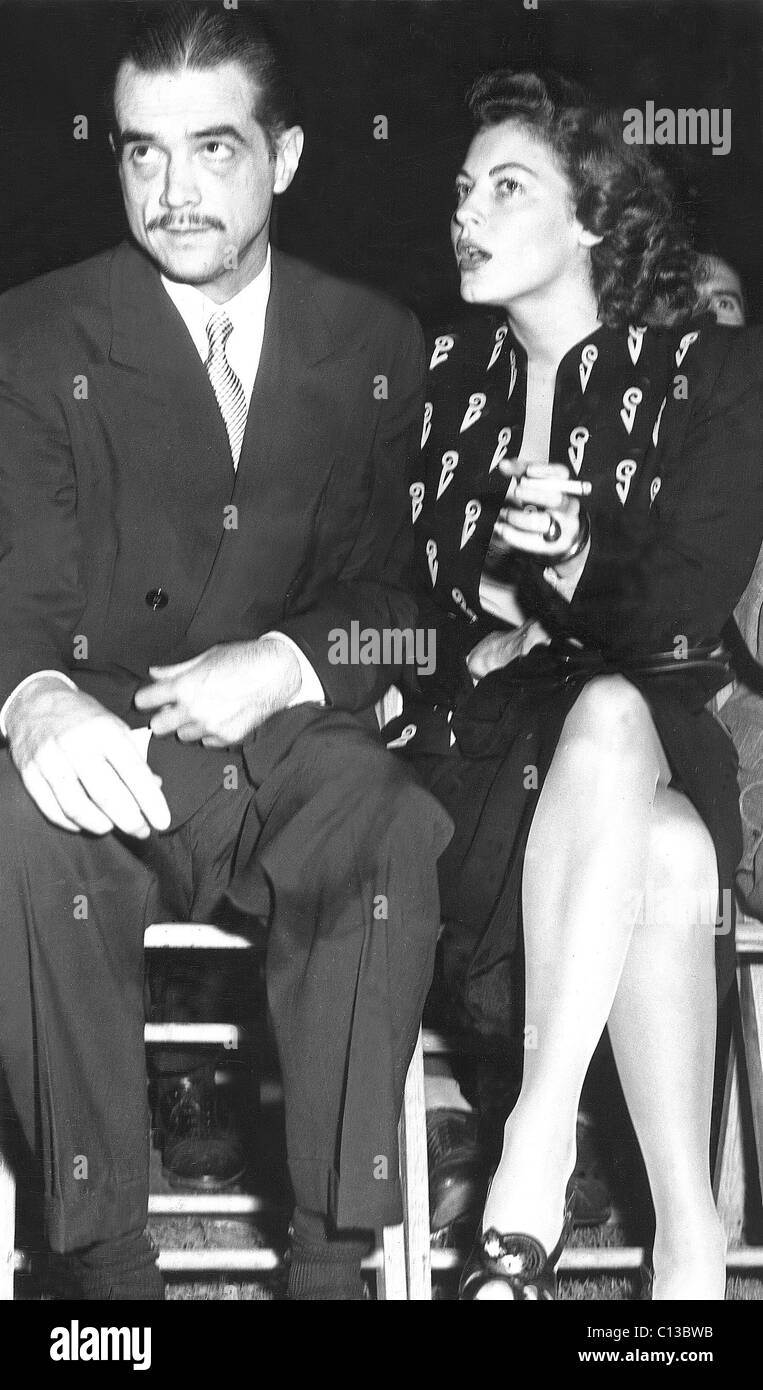 HOWARD HUGHES con fecha Ava Gardner, finales de 1940 Foto de stock