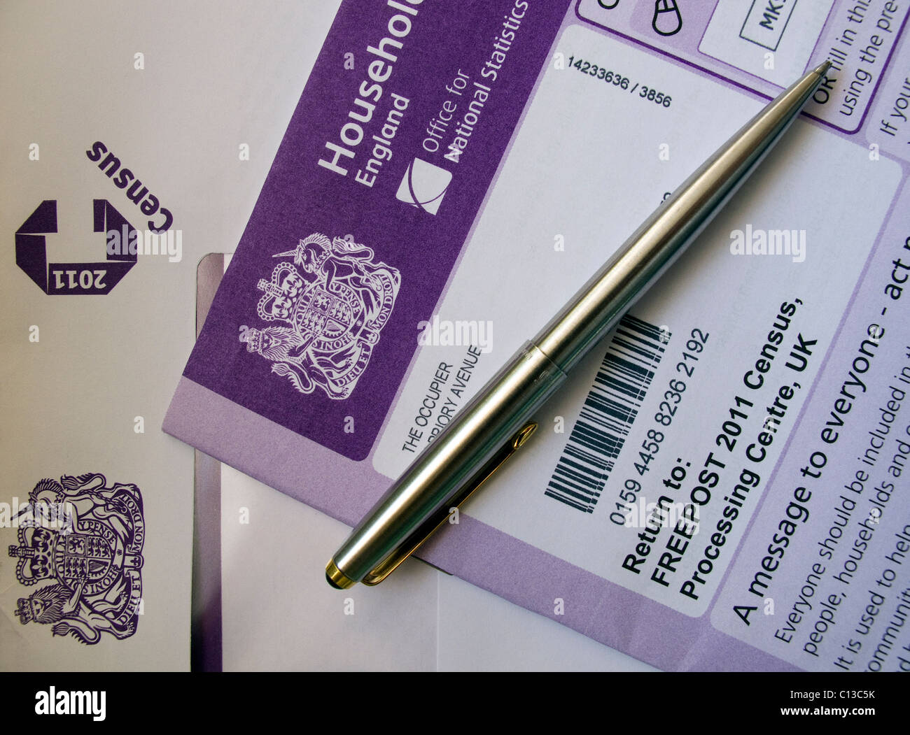 El Censo Nacional de 2011 formas llegan hoy a nivel doméstico accrosss el Reino Unido por correo Foto de stock