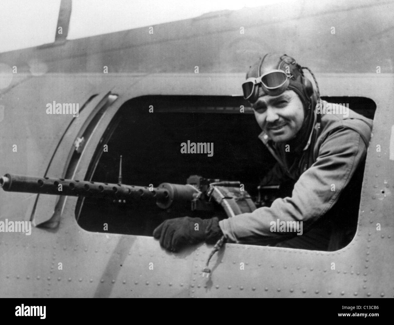 El capitán Clark Gable, artillero de antena con la Octava Fuerza Aérea de Estados Unidos en algún lugar de Inglaterra, 6/14/43 Foto de stock