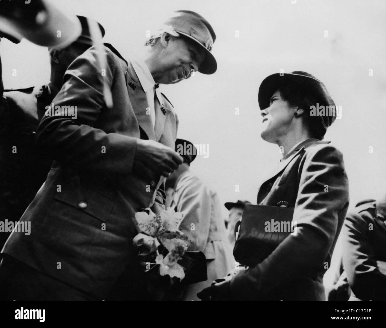 La Segunda Guerra Mundial. La Primera Dama Eleanor Roosevelt,  conversaciones con la esposa del General Douglas MacArthur, Jean Marie  Faircloth MacArthur, durante Fotografía de stock - Alamy