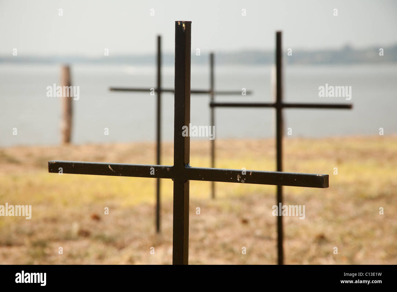 Cruces en la colonia de Jamestown cementerio enfrenta James River Virginia EE.UU. Foto de stock