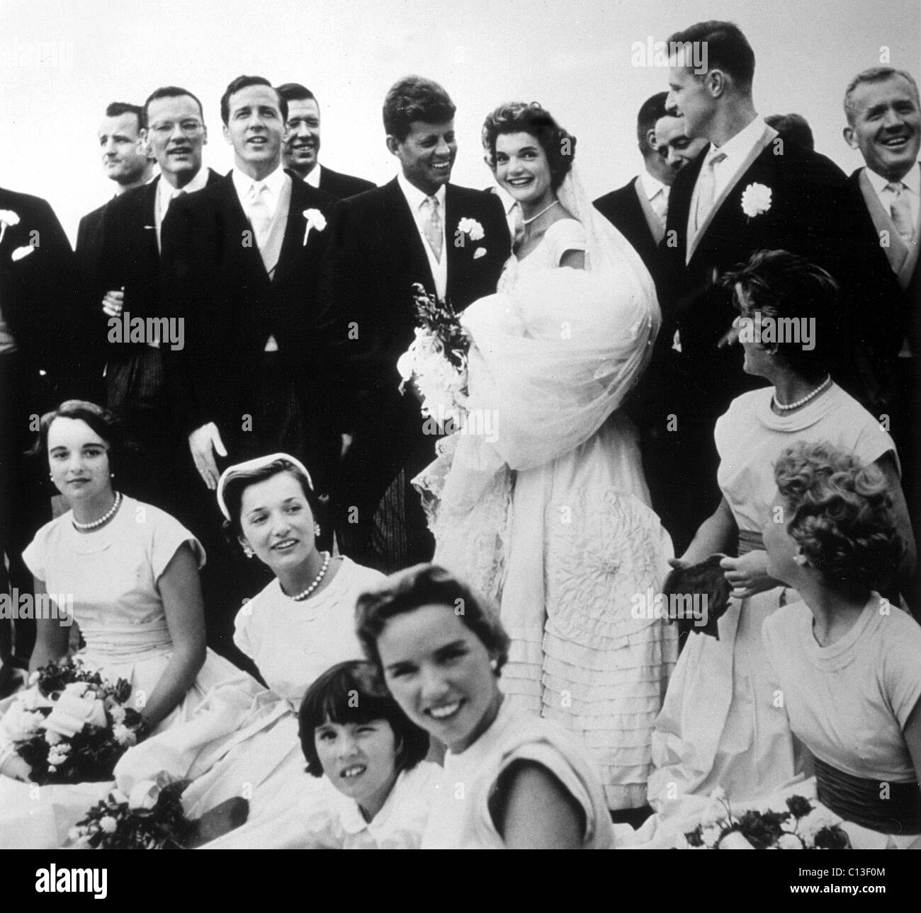 JOHN F. KENNEDY y Jacqueline Bouvier Kennedy el día de su boda, en Newport, R.I., 1953 Foto de stock
