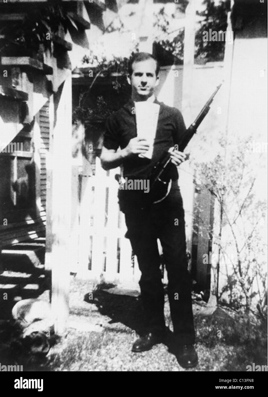 LEE Harvey Oswald, con rifle, c. principios de 1960 Foto de stock