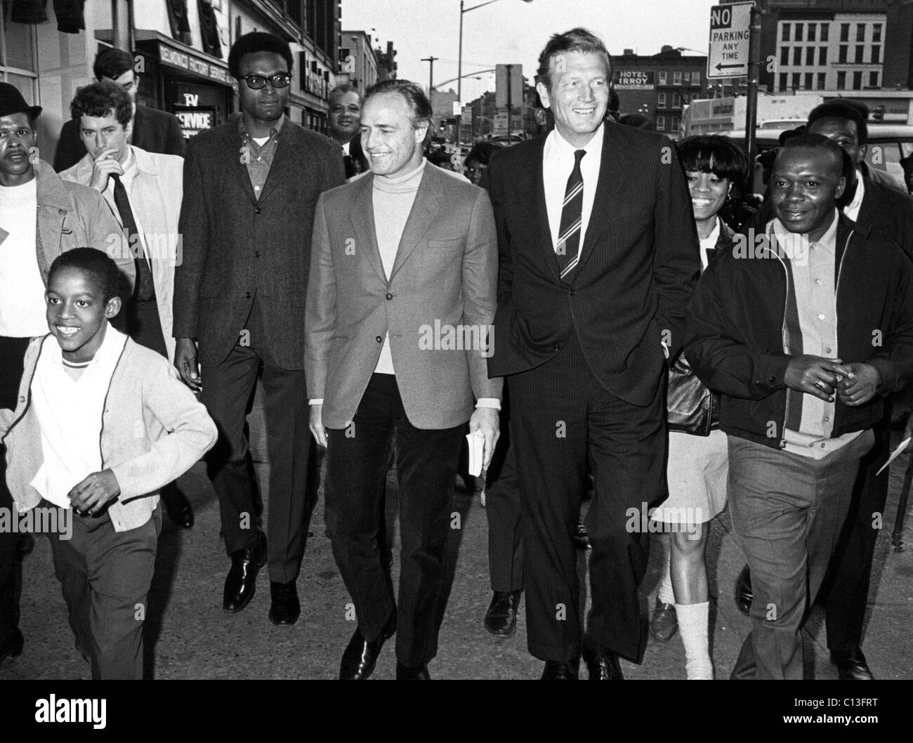 Marlon Brando, el Alcalde John Lindsay recorrido por las calles de Harlem a finales de la década de 1960 Foto de stock